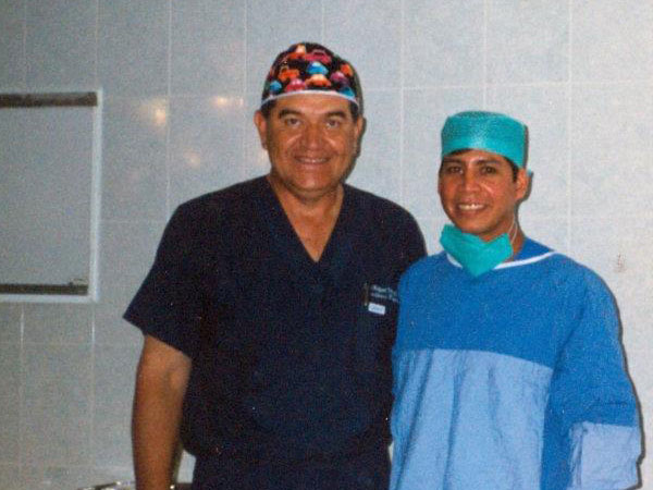 Dr. Gino Llosa con el Dr. Rafael Vergara Servicio de Cirugía Plástica - Guadalajara, Mexico 2001