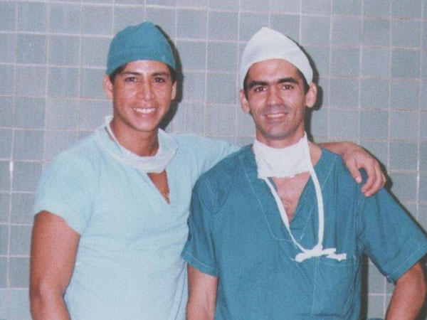 Dr. Gino Llosa con el Dr. Julio Cesar Galvez Servicio de Cirugía Plástica, Reconstructiva y Quemados Hospital Clinico Quirurgico "Hermanos Ameijeiras" 1997 - 2000